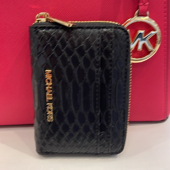 Michael Kors Women Medium Zip Around Card Case Coin Pouch Wallet Black 
NWT - Picture 7 of 16